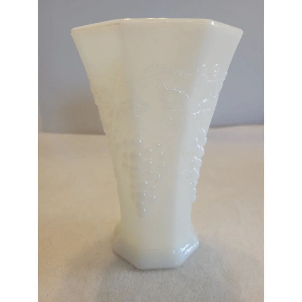 vtg White Milk Glass Vase Grape Vine‎ Anchor Hocking Pedestal Farmhouse Decor